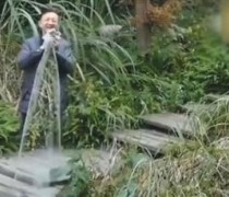 抖开塑料衣，大爷竟然“消失”了？
