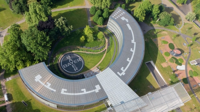 Une vue aérienne d'un bâtiment circulaire entouré d'arbres.